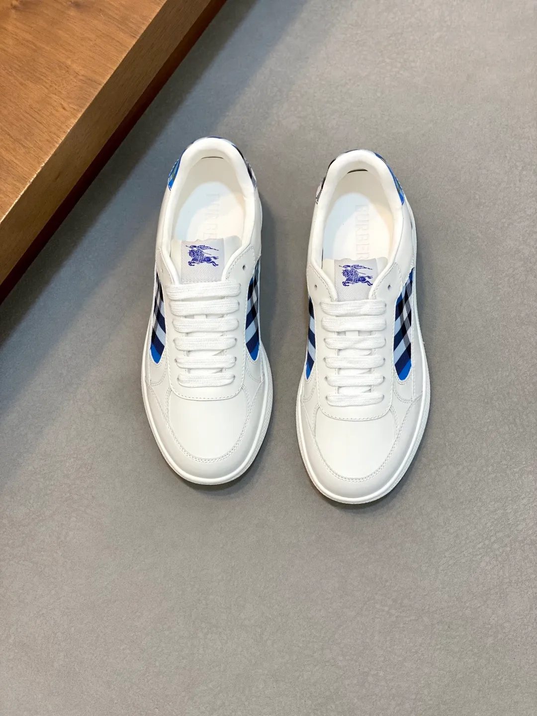 Men's men's shoes 💰420 [New style] 🏃‍♂️🏃‍♂️𝐁𝐔𝐑𝐁𝐄𝐑𝐑𝐘# Burberry's new war horse plaid casual sneakers, new terrace casual sneakers·Burberry (Burberry) classic elements super comfortable shoes··Knight blue anti-slip soles Finally I saw the latest diagonal plaid sneakers, the color is really nice and can be worn with any kind of sneakers. The sneakers are made of cotton blended fabric. Crafted in an Italian workshop, it features a worsted Burberry check pattern. Featuring a mesh lining and checkered laces, the rubber sole features the archive Burberry monogram. From Burberry's iconic collection, these wardrobe staples are interpreted with the brand's signature style. The round toe and tongue are embellished with the Equestrian Knight logo (EKD) label, leather insole, and the sole is embellished with the Burberry letter logo size: 38-45 (customized for 46)